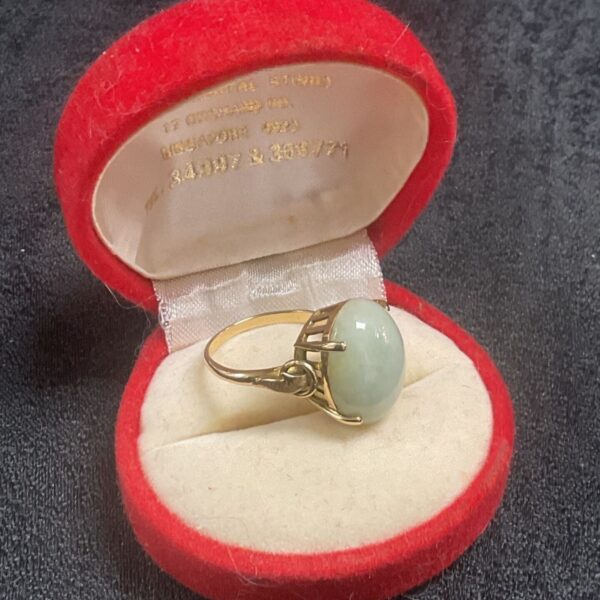 14k 585 Gold ring set with large pale green cabochon jade stone ring size P 6.7g gross
