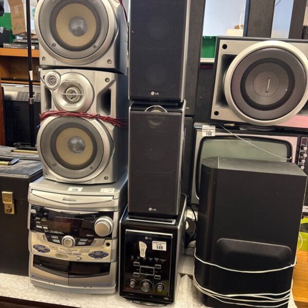 Silver LG LF-D7150 micro hi-fi system with speakers.