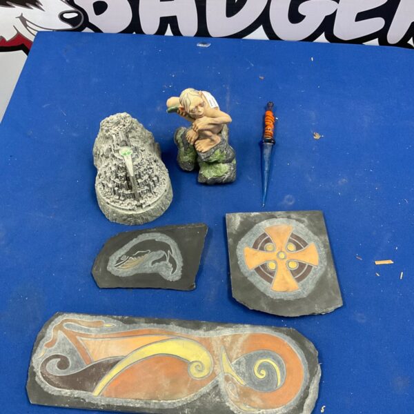 Lord of the Rings collectibles lot featuring Gollum, Mordor box, and dagger.