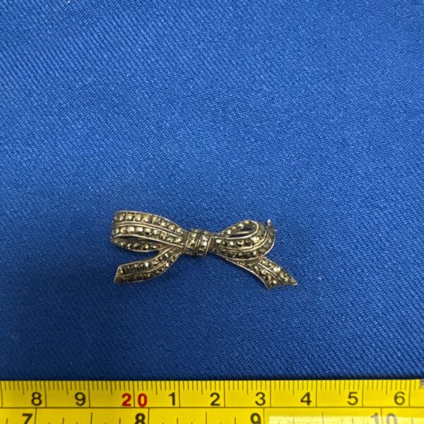 Ladies ribbon style brooch with England silver stamp on rear 5.99g gross weight