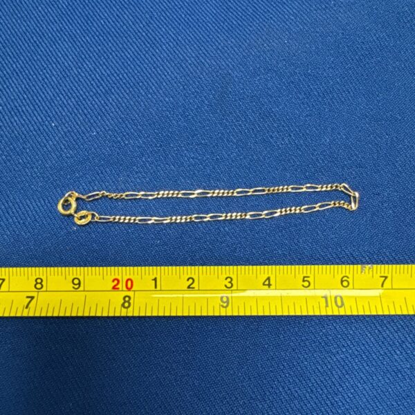Ladies 9ct Figaro link bracelet with 375 stamp on clasp 1.2g weight