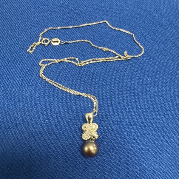 Ladies pendant necklace with 10kt stamped on clasp 3g gross weight