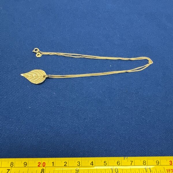 Ladies sterling silver leaf pattern pendant necklace 925 stamp on clasp 4.5g gross weight