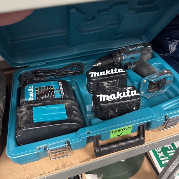 makita cordless drill set with two batteries & charger - working
