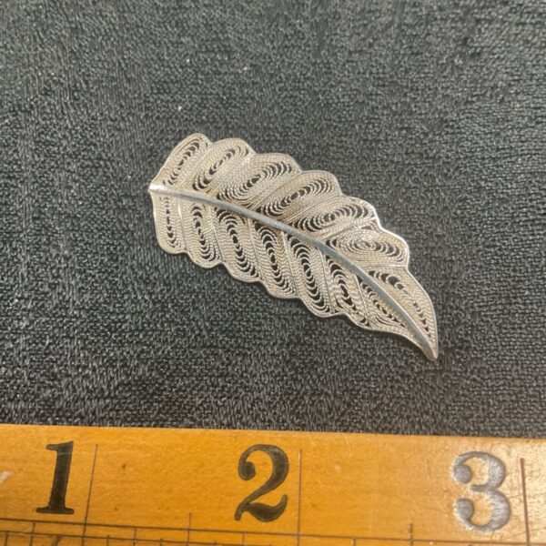 Ladies silver filligree leaf pattern brooch marked 925s on hinge 3.4g
