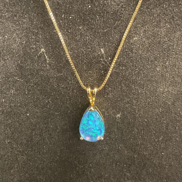 Gold tone fire opal style pendant 18” necklace