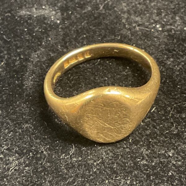 18ct gold signet ring hallmark london 1886. 8.75g