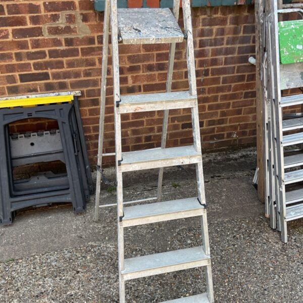 4-tread aluminum step ladder
