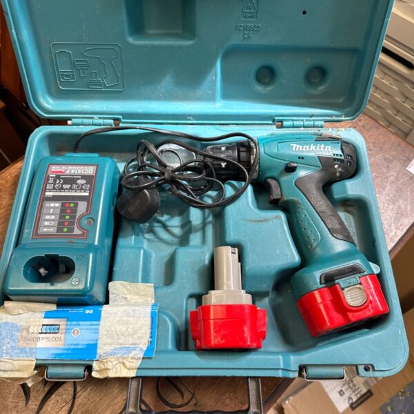 Makita cordless drill set in case, battery and charger included.