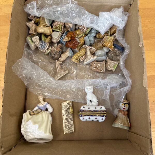 Mixed lot of miniature animal ornaments and decorative figurines.