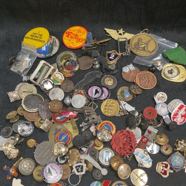 Mixed lot of vintage badges, buttons and medals for collectors.