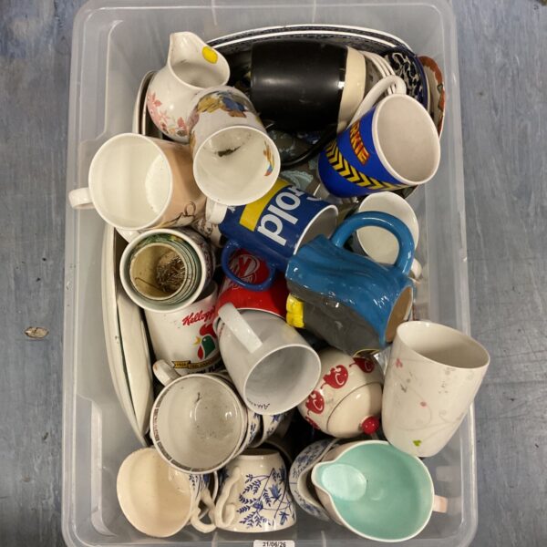 Mixed lot of vintage china and cups with colourful patterns.
