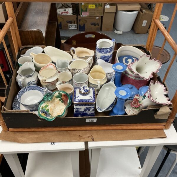 Mixed china lot including a Wedgwood dish and vintage teacups.