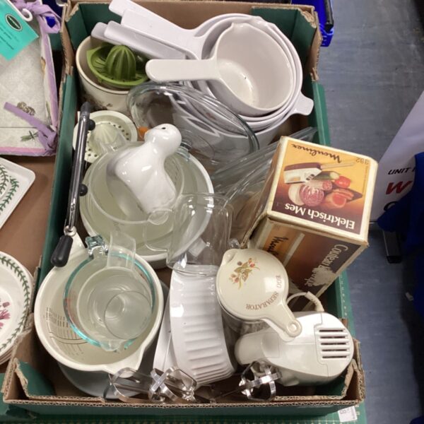 Mixed kitchenware lot with enamel basin and ceramic bowls.
