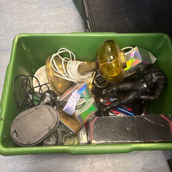 Mixed lot featuring a brass lamp and cutlery set.
