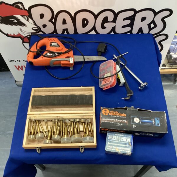 Mixed tool lot including a Halfords footpump and Black & Decker saw.