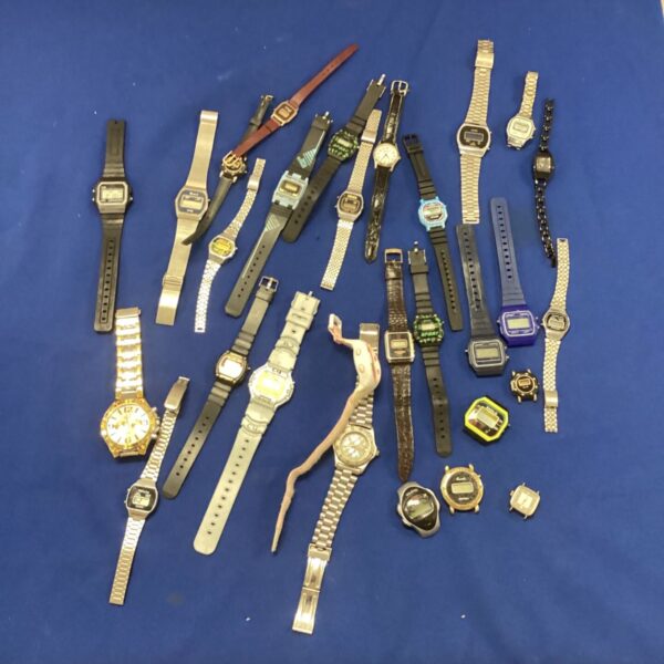 Mixed lot of vintage and modern wrist watches for collectors.