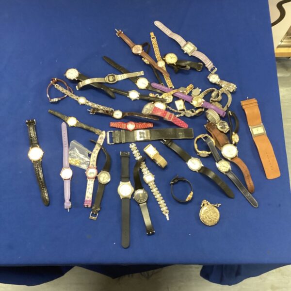 Mixed lot of vintage wristwatches for collectors and repair.