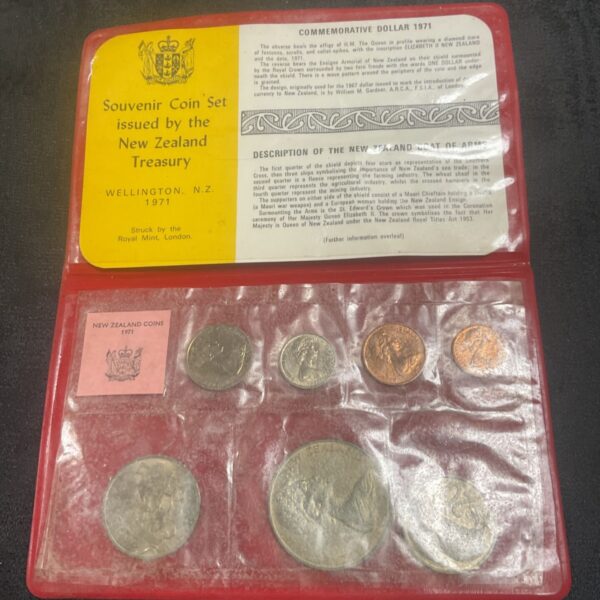 New Zealand 1971 souvenir coin set in presentation case.