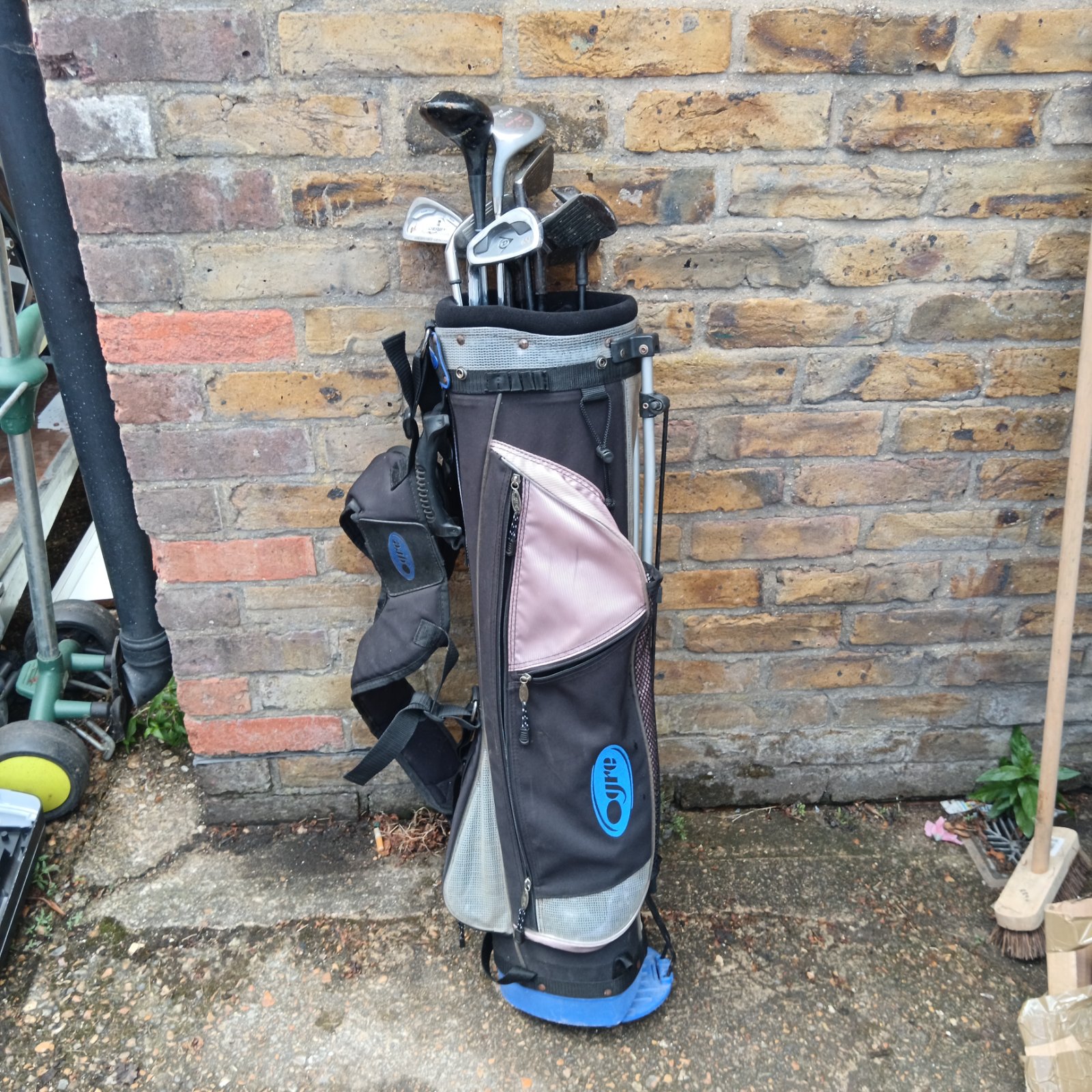 Ogre golf bag with a mixed set of Dunlop and Howson golf clubs.
