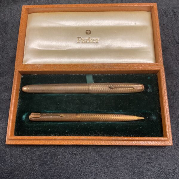 Vintage 9ct gold Parker fountain pen and pencil set in original box.