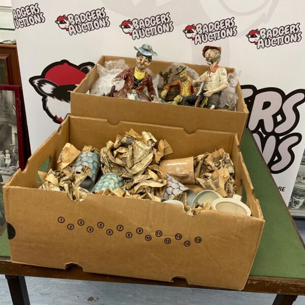 Mixed lot of vintage porcelain figures and mugs for collectors.