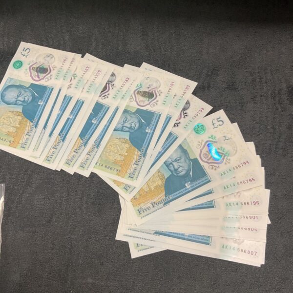 Lot of sequential £5 polymer banknotes for collectors.