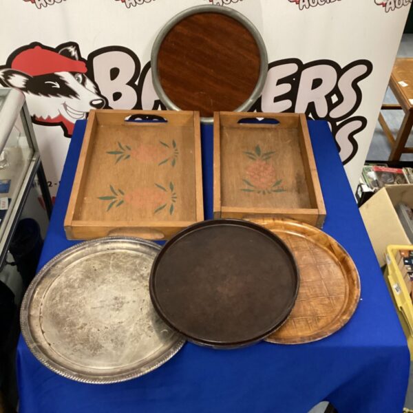 Vintage serving trays lot including bakelite and metal options.