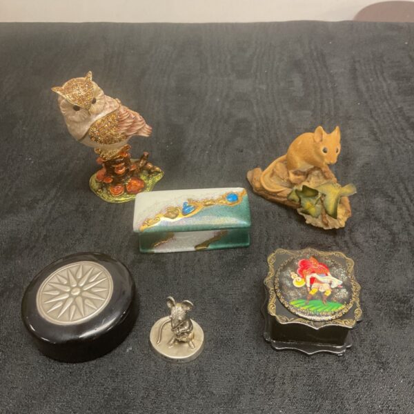 Detailed Sherratt and Simpson field mouse figurine, collectible animal sculpture.