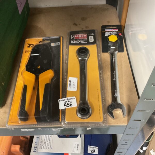 Siegen S03J16 ratchet spanner set in a clear plastic case.