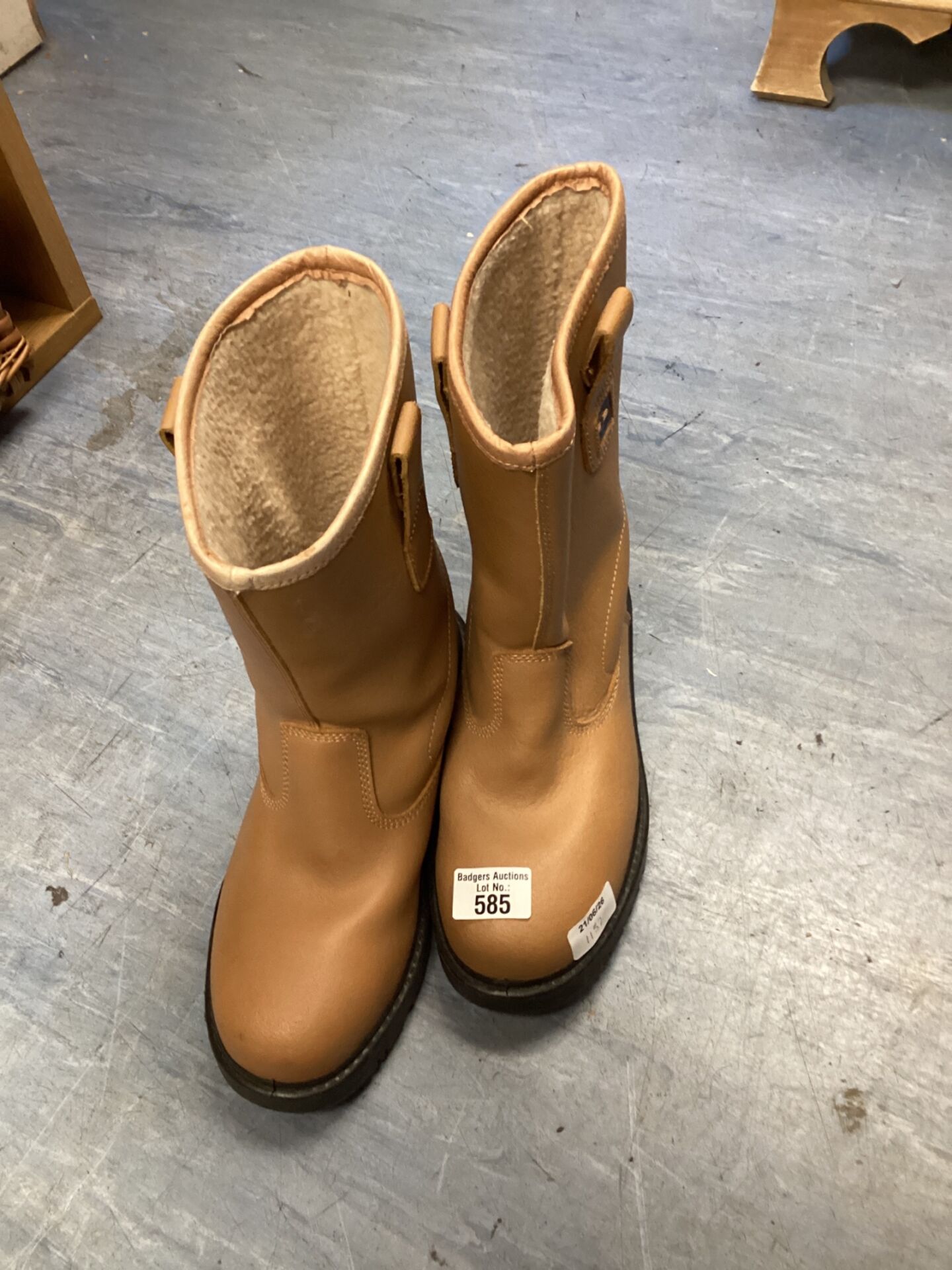 585 Pair of pro man rigger work boots size 8 as new