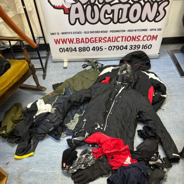 Job lot of snow wear clothing including jackets and trousers.