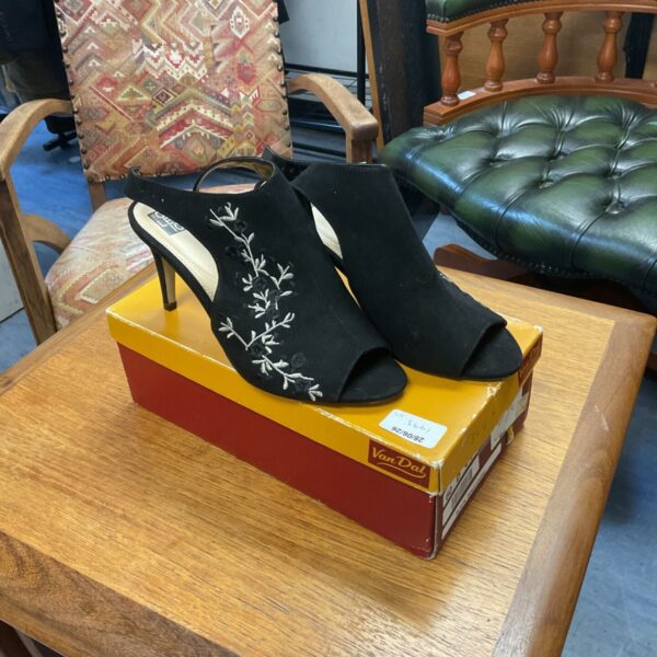 Black Van Dal heels with white floral embroidery, size 6.