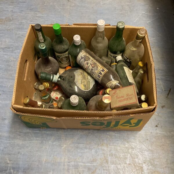 Mixed lot of vintage alcohol bottles for collectors.