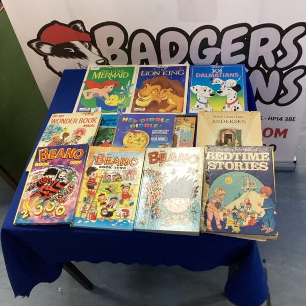 Vintage children's books lot including Ladybird and annuals.