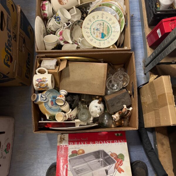 Mixed lot of vintage china including teacups and saucers.