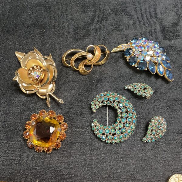 Vintage costume jewellery brooches lot with rhinestone details.