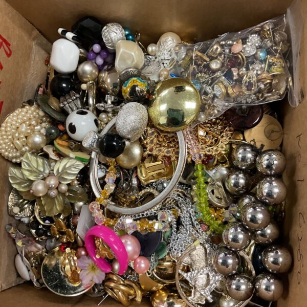 Mixed lot of vintage costume jewellery including brooches and necklaces.