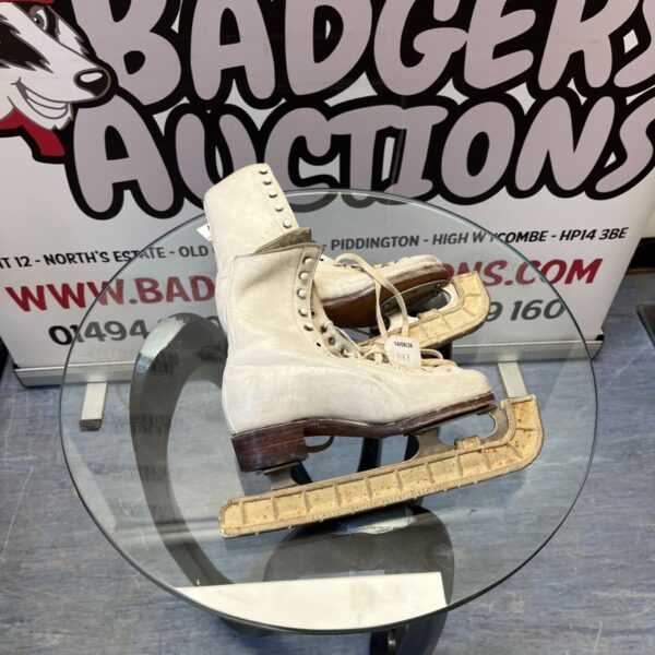 Vintage white figure skates with lace-up design, model HP14 3BE.