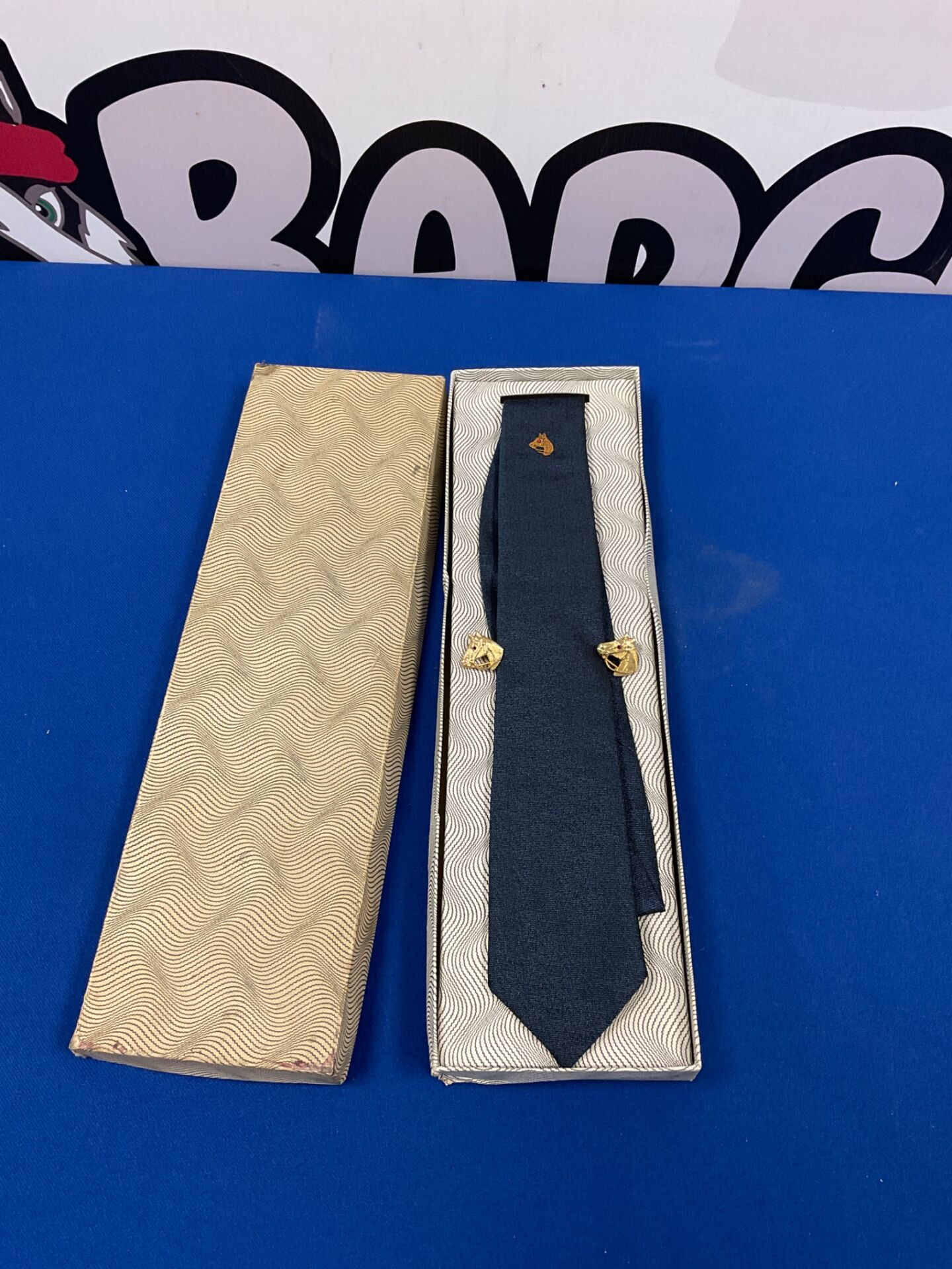 260 Horse motif tie with cuff links