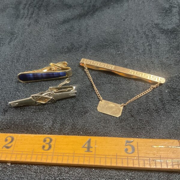 Group of vintage tie clips including 9ct gold and Art Deco styles.