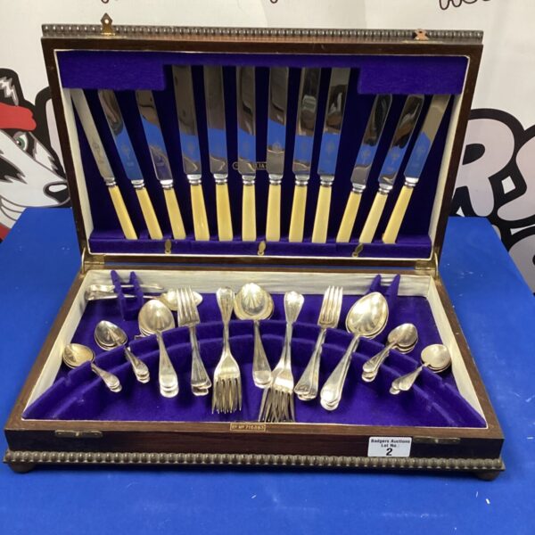 Vintage Viners cutlery set NT665 in open case.