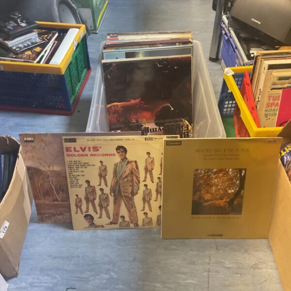 Mixed lot of vinyl records including Elvis Presley albums.