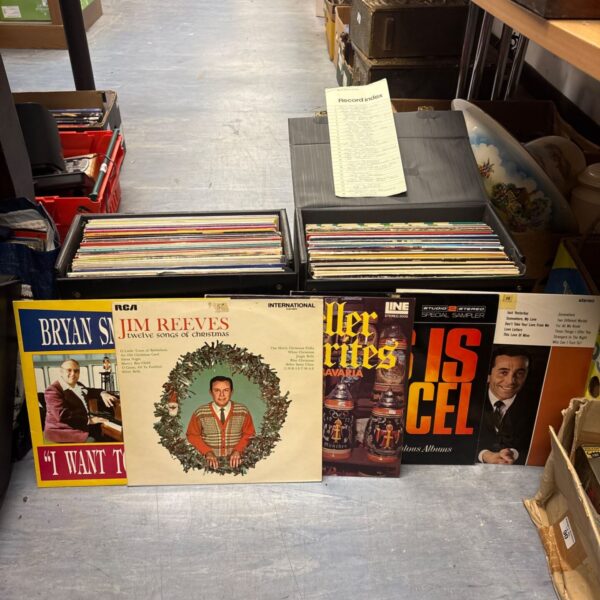 Mixed lot of vintage vinyl records including Jim Reeves albums.