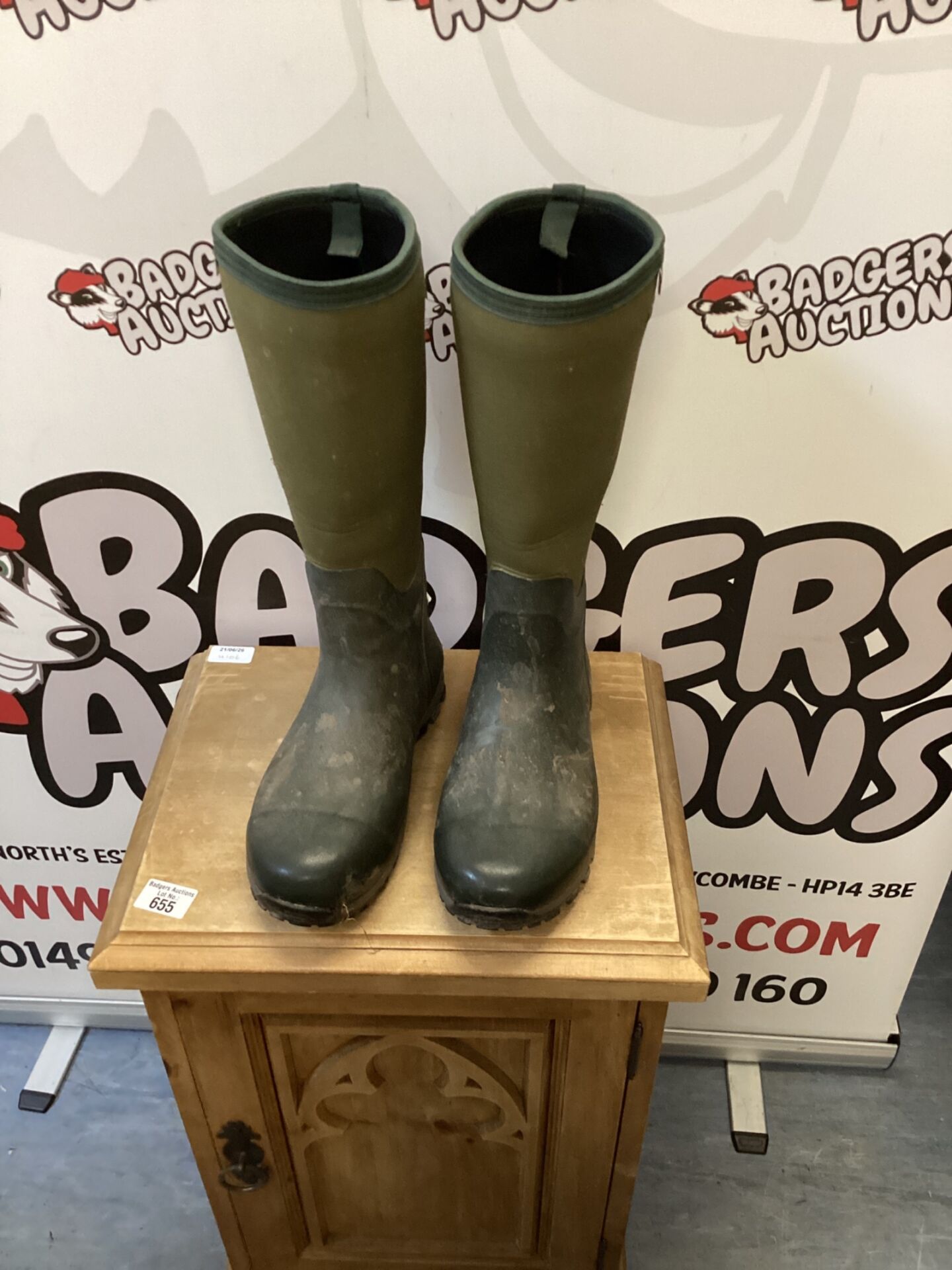 563 Pair of size 10 wellington boots
