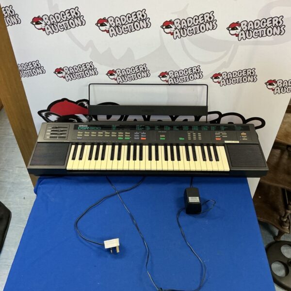 Vintage Yamaha DSR-500 keyboard with keys and controls visible.