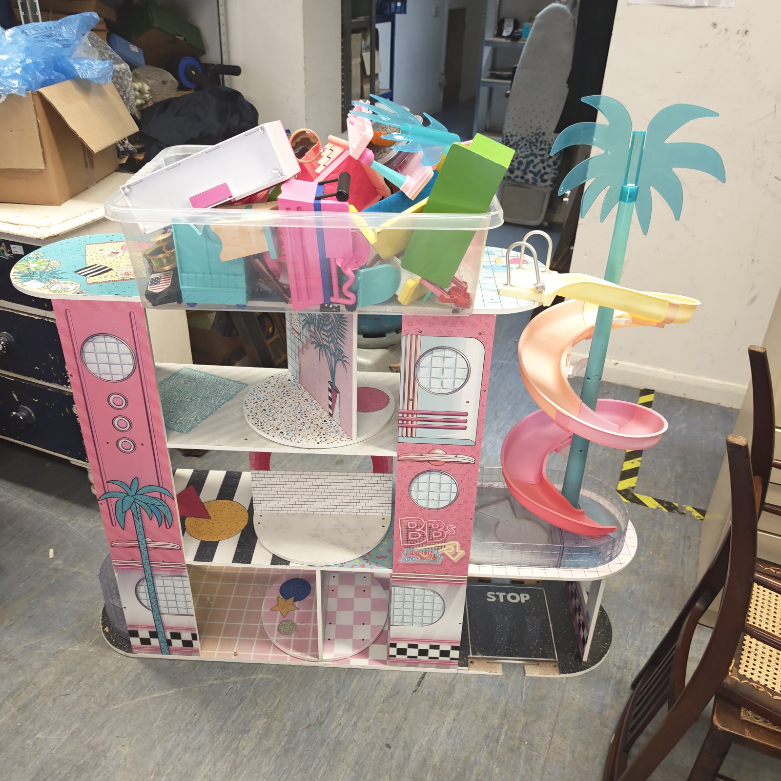 Colourful 90s fun house playset with accessories.