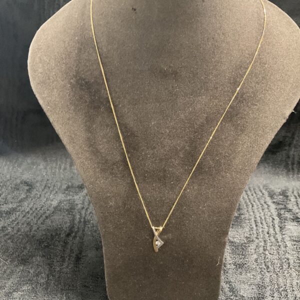 9ct gold pendant necklace with cubic zirconia detail.