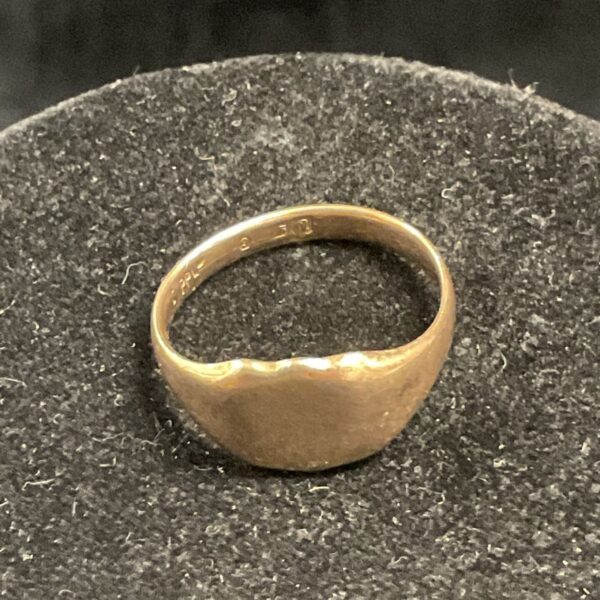 9ct gold signet ring, size Q, classic vintage jewellery.