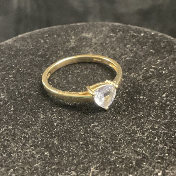 Close-up of a 9ct gold ring with a tanzenite gemstone.